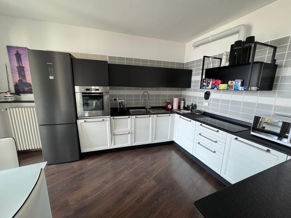 Coffee/tea facilities, Kitchen or kitchenette, oven, stove