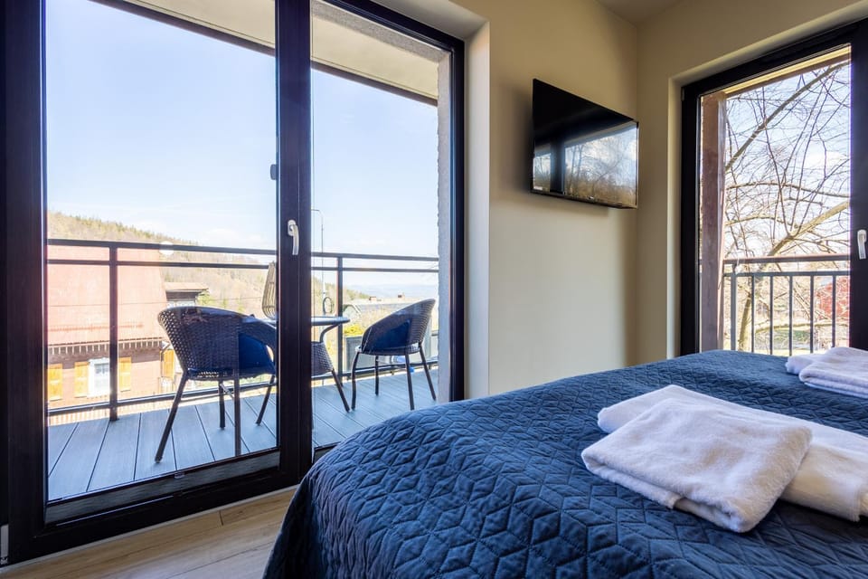 Spring, TV and multimedia, View (from property/room), Balcony/Terrace, Balcony/Terrace, Bedroom, City view, Mountain view, Quiet street view, furniture, furniture, towels, towels