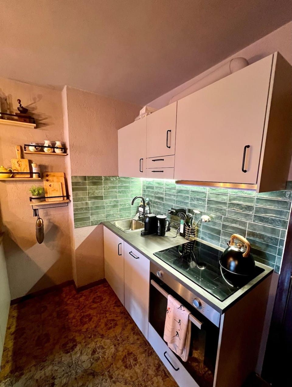 Coffee/tea facilities, Kitchen or kitchenette, dishwasher, oven, stove