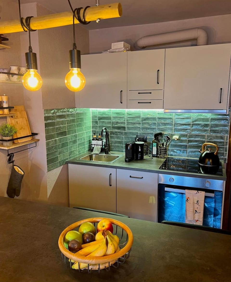 Coffee/tea facilities, Kitchen or kitchenette, dishwasher, stove