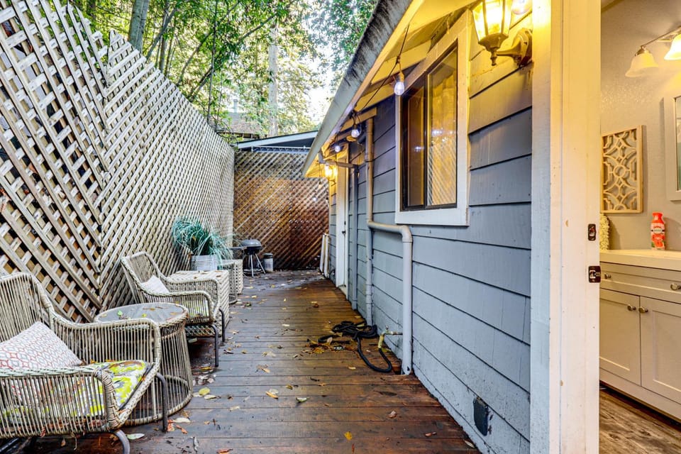 Russian River Retreat! Woodsy Guerneville Bungalow House in Russian River