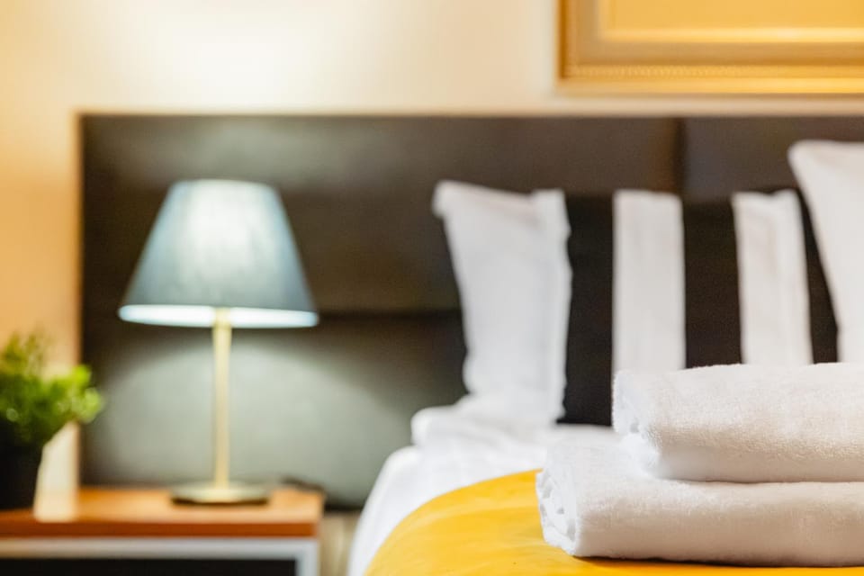 Bedroom, towels
