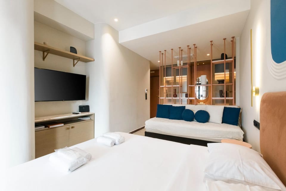 Bed, TV and multimedia, Bedroom