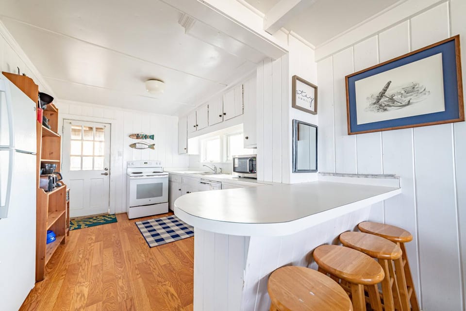 The Roaring 20's - KDH MP 6, Historic Oceanfront Cottage, Sunrise Views, Pets OK, Flex Stays House in Kill Devil Hills