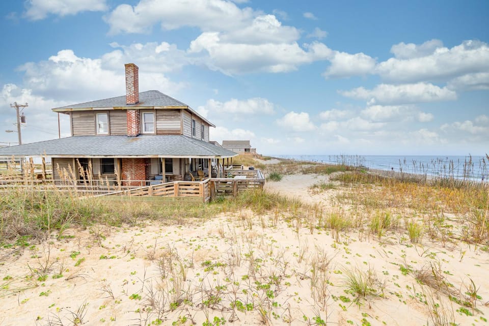 The Roaring 20's - KDH MP 6, Historic Oceanfront Cottage, Sunrise Views, Pets OK, Flex Stays House in Kill Devil Hills