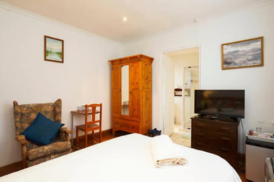 Bed, TV and multimedia, Photo of the whole room, Bedroom, towels