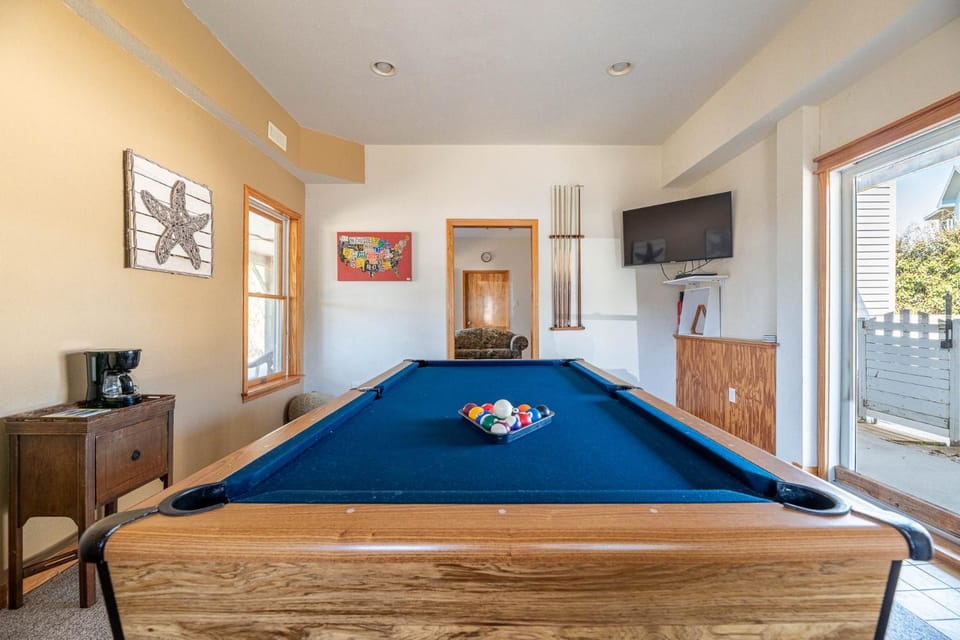 The Sailfish - Duck, Carolina Dunes, 300 Yds to Beach, Sound View, Pool, Hot Tub, Pets OK, Flex Stays House in Duck