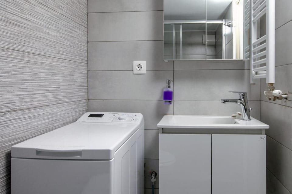 Bathroom, washing machine