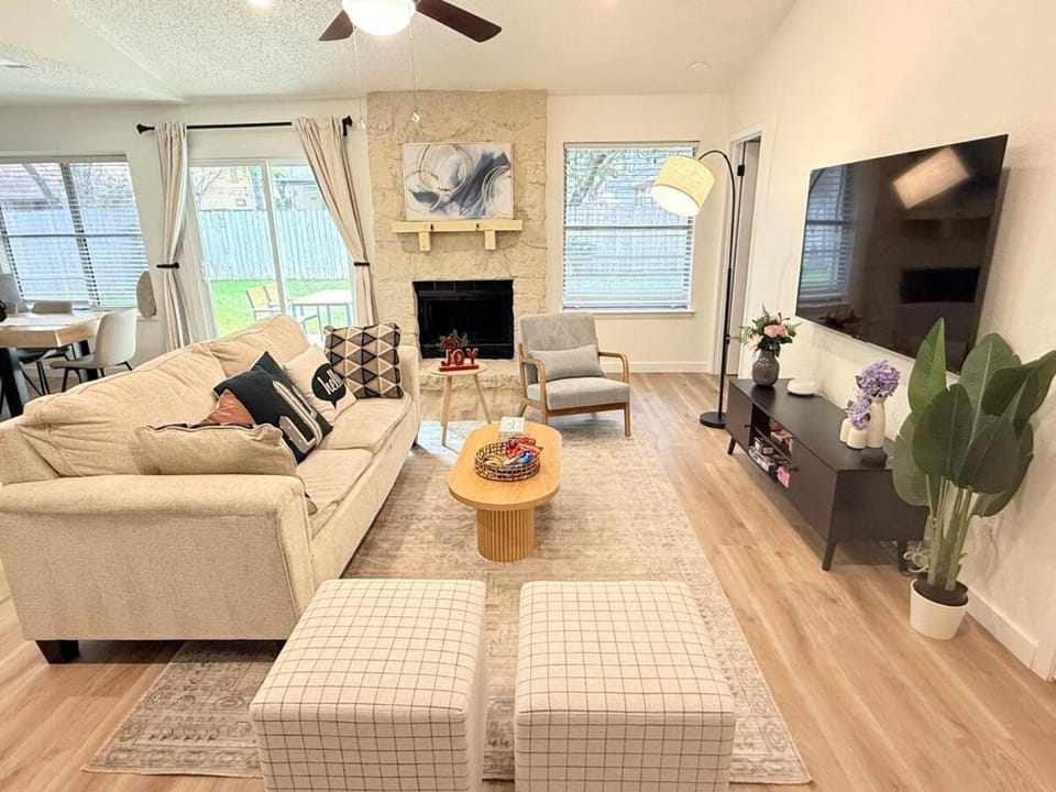 TV and multimedia, Living room, Seating area, Evening entertainment
