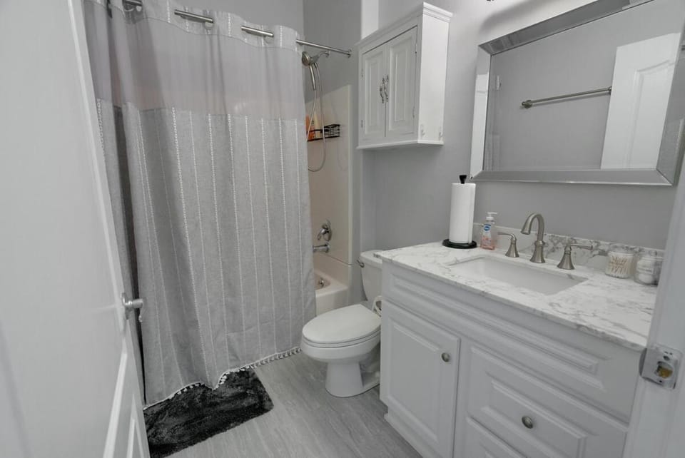 Urban retreat- Quiet comfy 1 bedroom condo near LAX Apartment in Inglewood