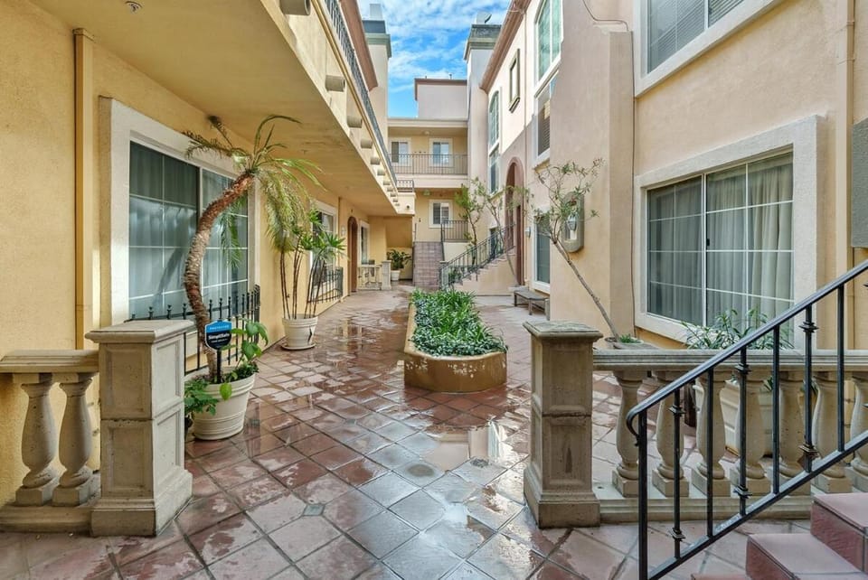 Urban retreat- Quiet comfy 1 bedroom condo near LAX Apartment in Inglewood
