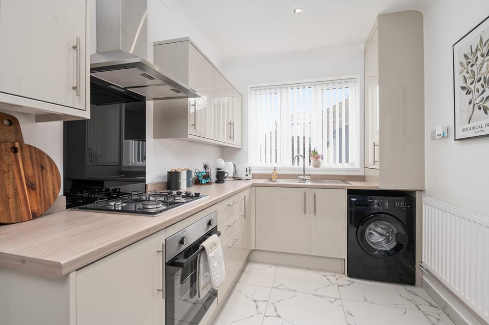 Luxury House - Brand New - Parking - Sleeps 5 House in Grimsby
