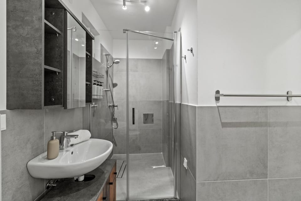 Shower, Toilet, Bath, towels