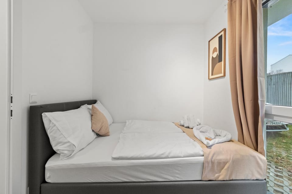 Bed, Photo of the whole room, Bedroom, towels
