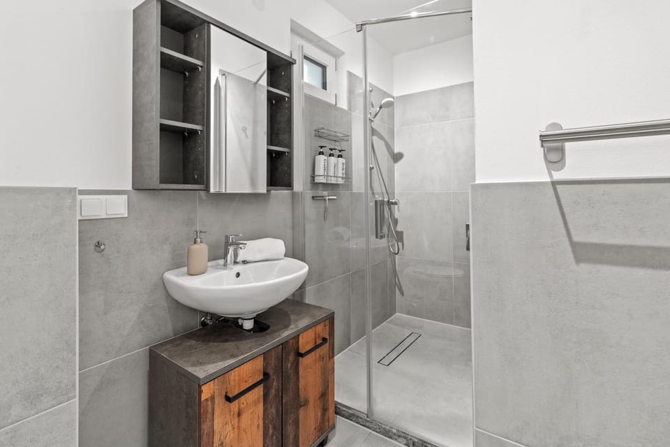 Shower, Toilet, towels