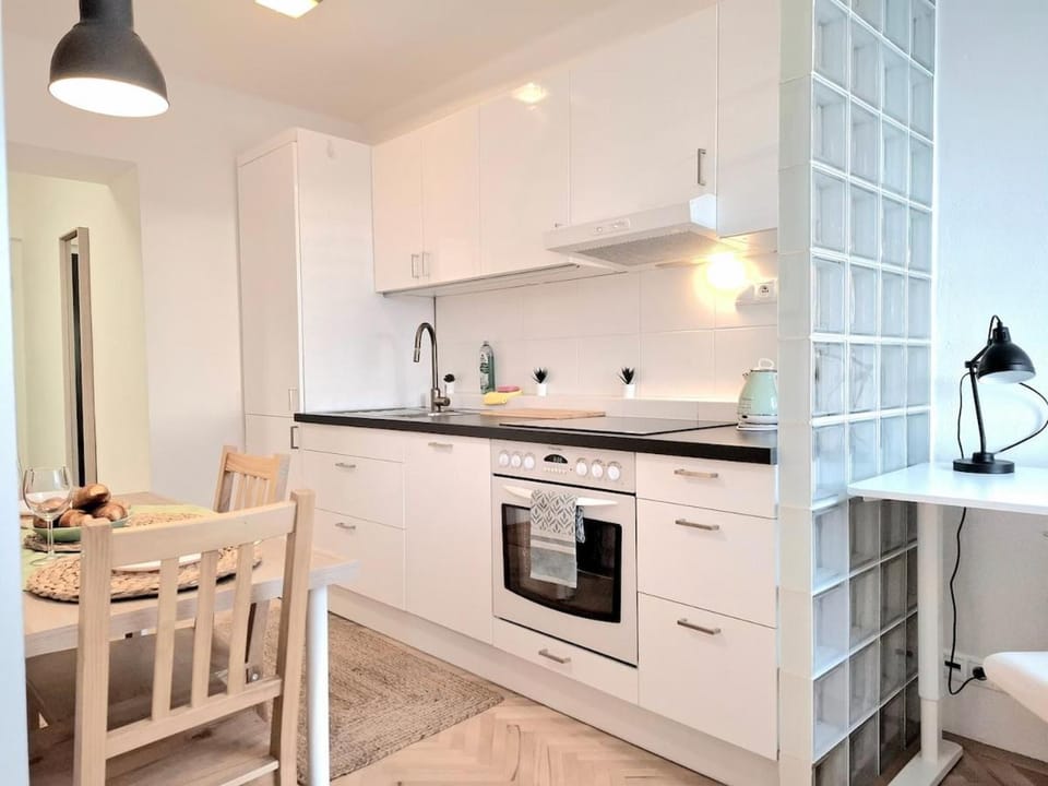Kitchen or kitchenette, Dining area, oven, stove