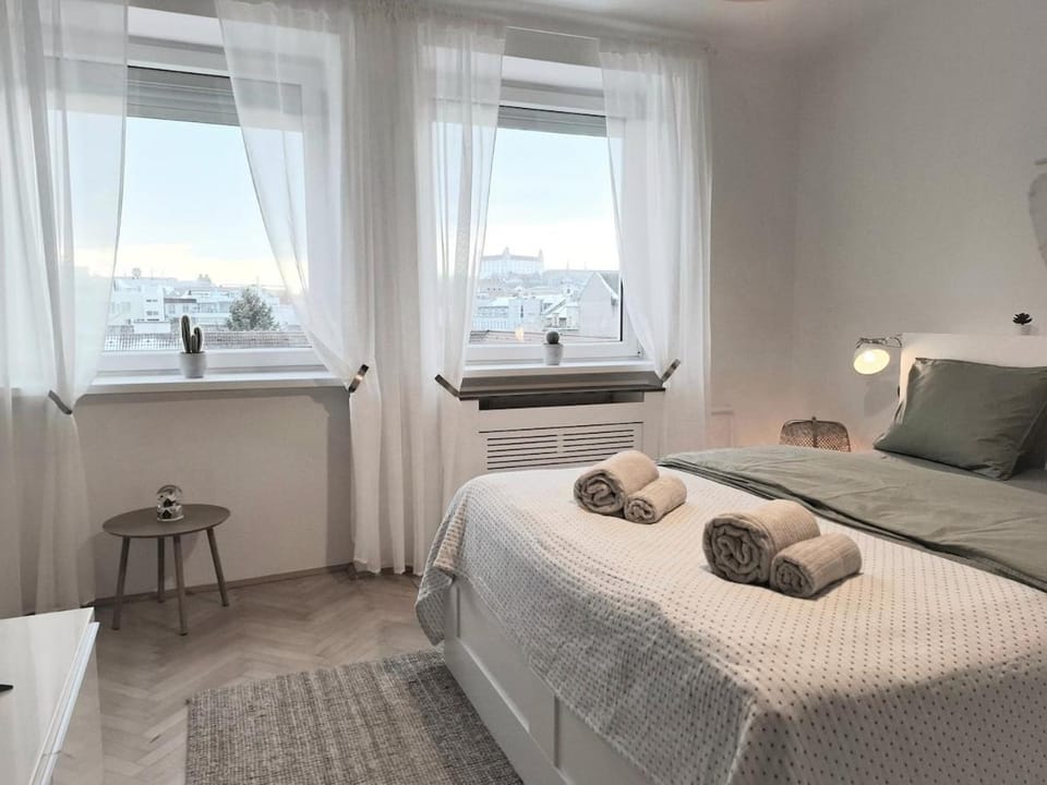 Bedroom, towels