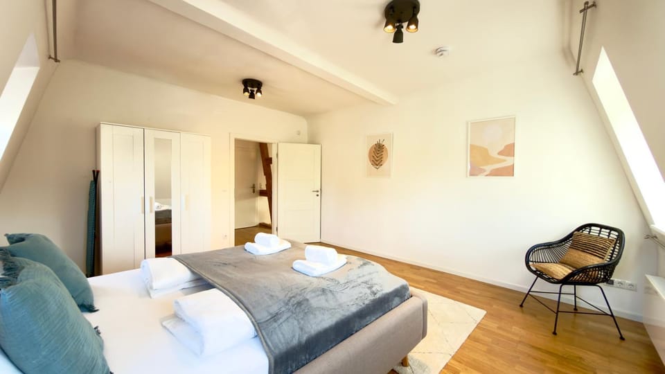 Bed, Bedroom, towels