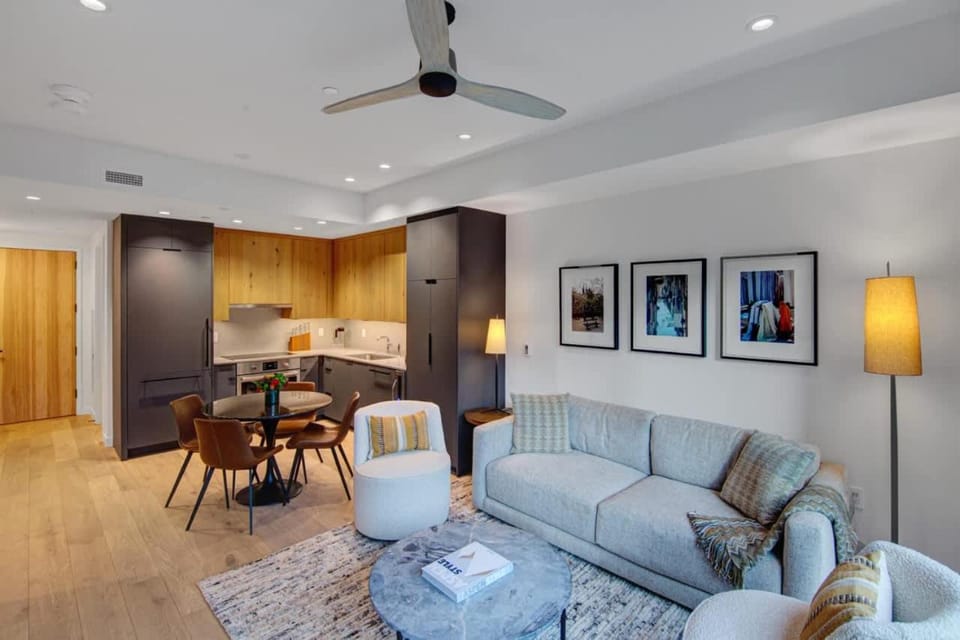 Kitchen or kitchenette, Living room, Seating area, Dining area