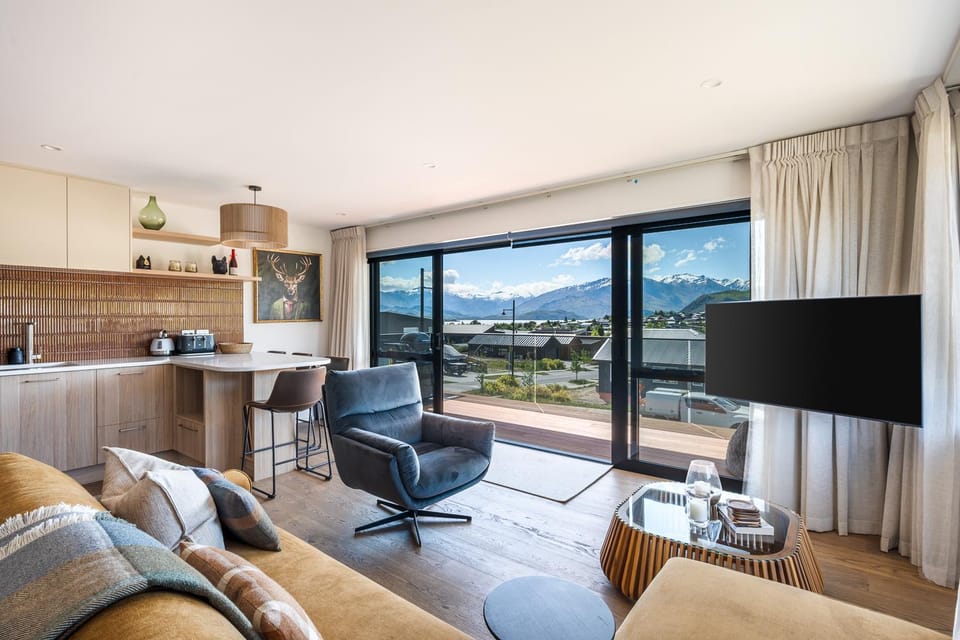 TV and multimedia, Coffee/tea facilities, Seating area, Lake view, Mountain view, toaster, kitchen