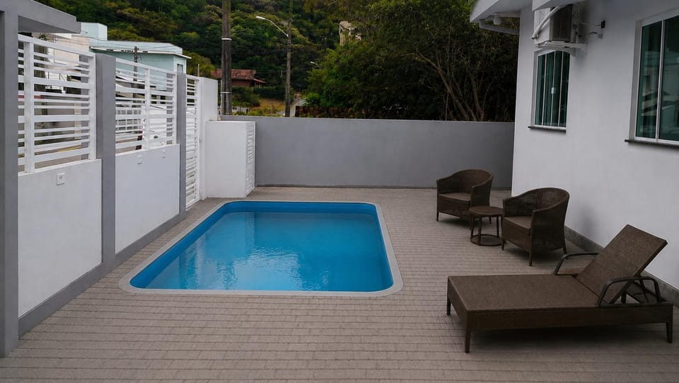 Day, Swimming pool