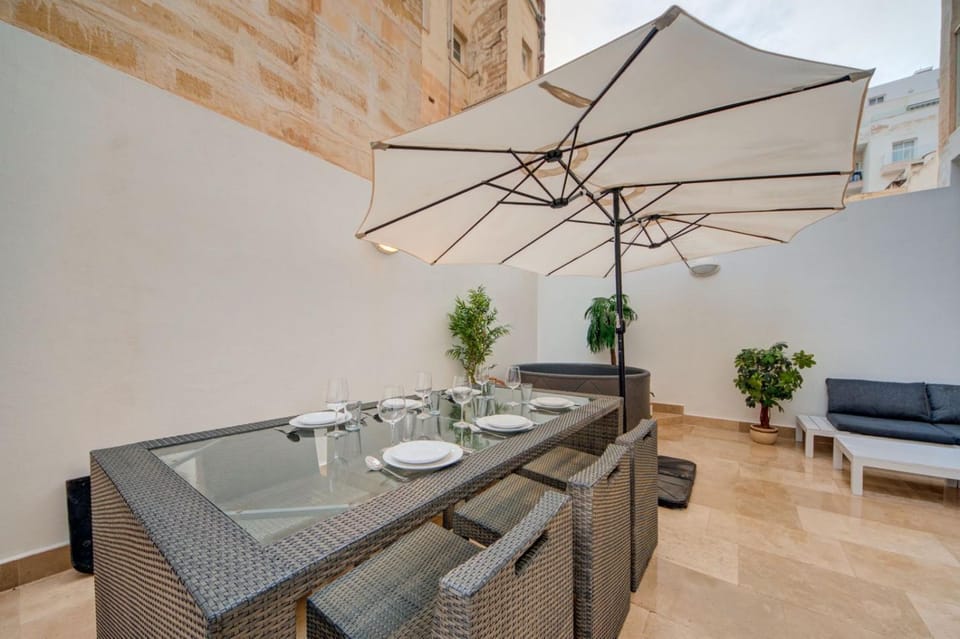 New 3BDR Luxury Seaside Home with Heated Jacuzzi - Best Location in Sliema Apartment in Sliema