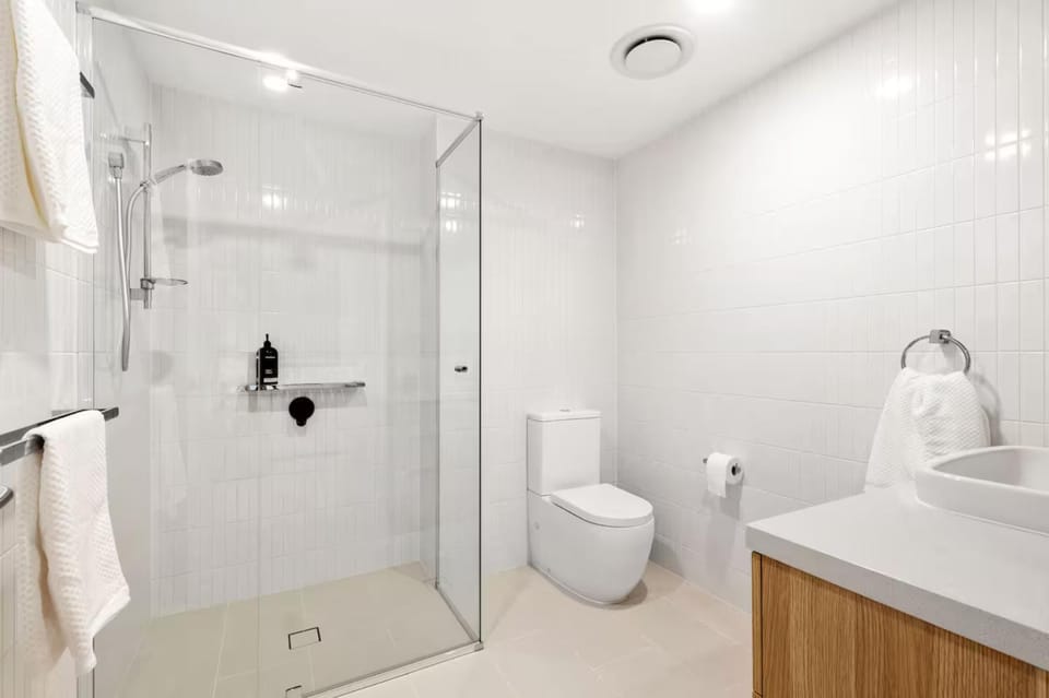 Shower, Toilet, Bathroom, towels