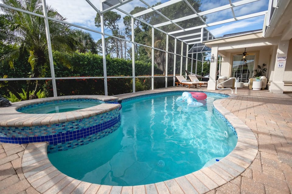 Patio, Hot Tub, Pool view, Swimming pool, Swimming pool, sunbed