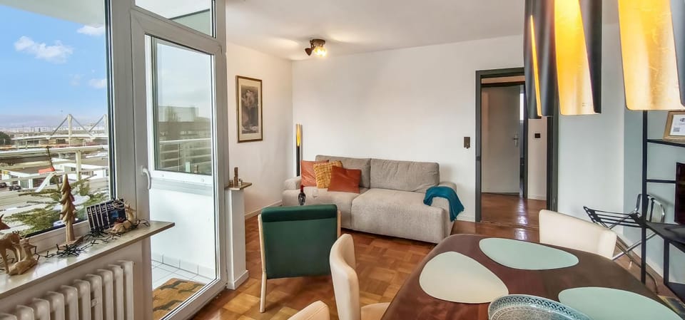 View (from property/room), Balcony/Terrace, Living room, Seating area, Dining area