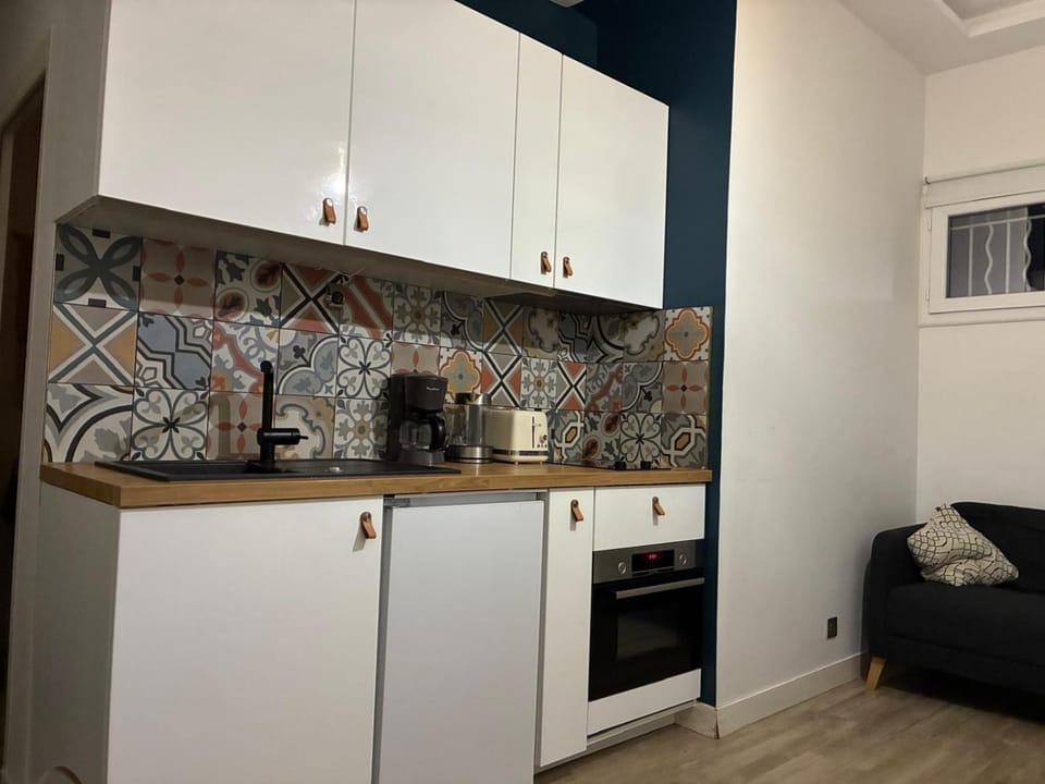 Coffee/tea facilities, Kitchen or kitchenette, oven
