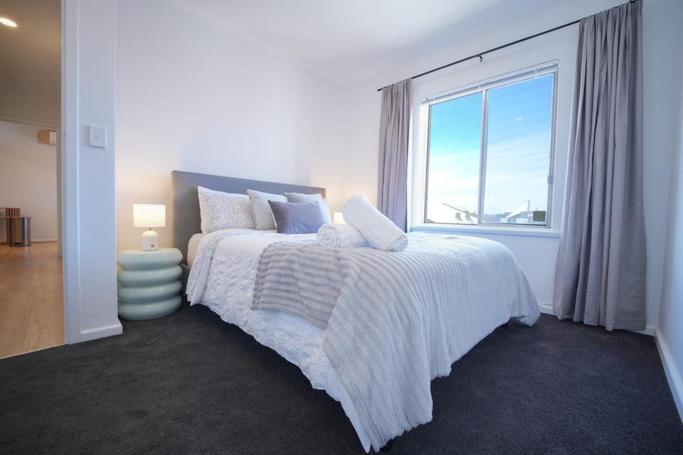 Bed, Bedroom, towels, towels