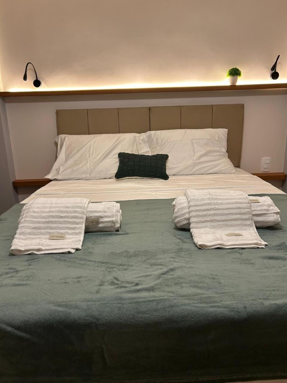 Bed, Bedroom, towels