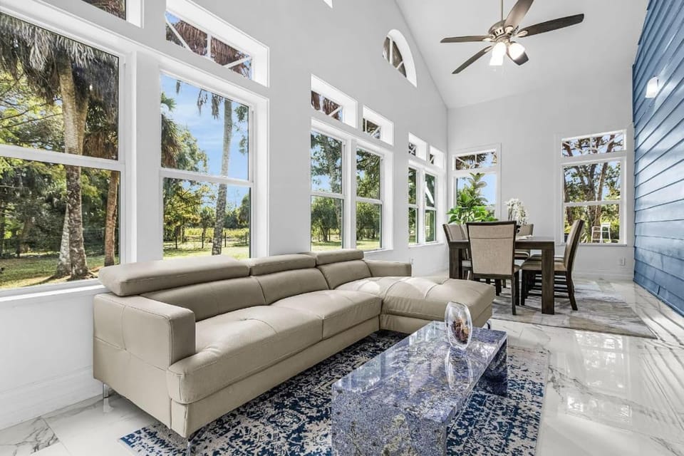 The oak house House in Collier County