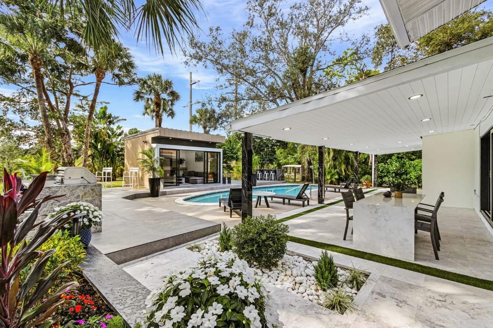 The oak house House in Collier County