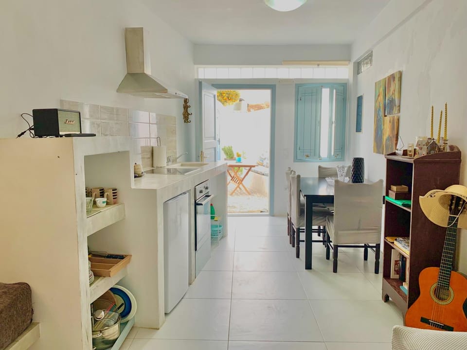 Kitchen or kitchenette, Dining area, minibar, oven, pet friendly, stove