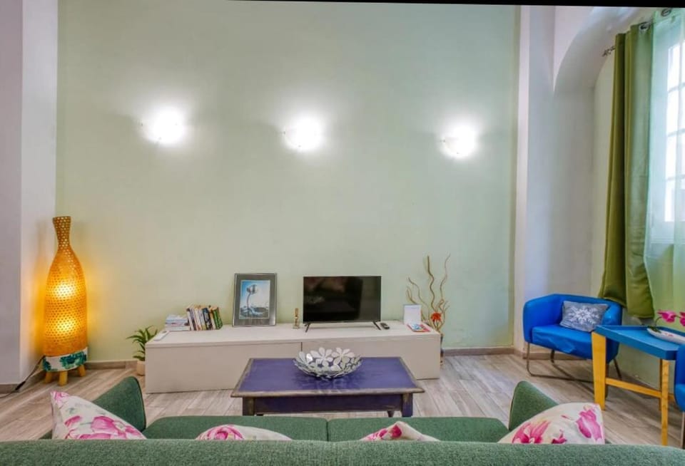 TV and multimedia, Living room, Seating area, Evening entertainment