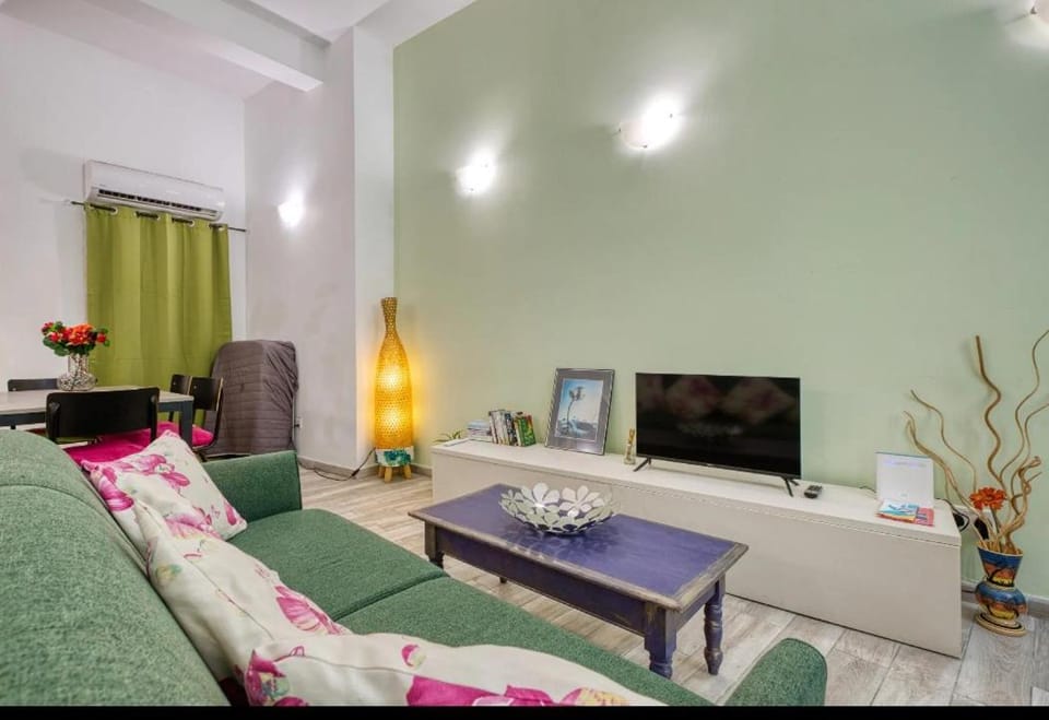 TV and multimedia, Living room, Seating area, Evening entertainment