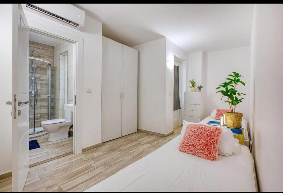 Toilet, Bed, Bathroom, Photo of the whole room, Bedroom