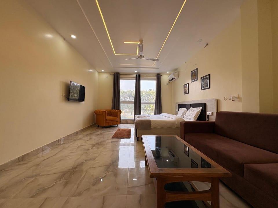 Bed, TV and multimedia, Living room, Bedroom