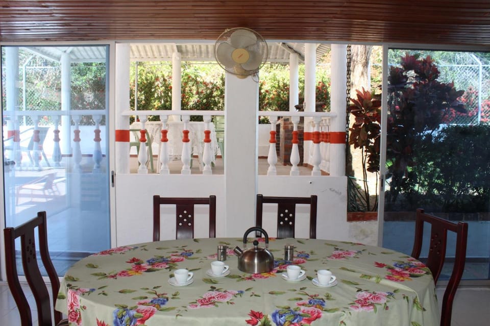 Casa moderna con piscina privada, Jacuzzi, Melgar Tolima House in Cundinamarca, Colombia