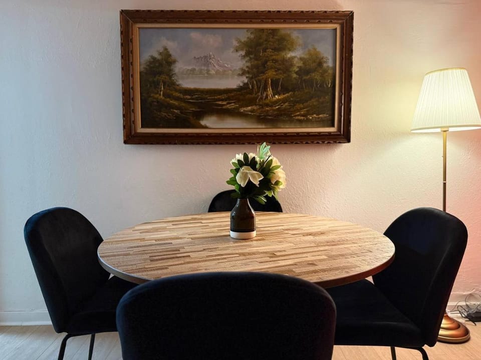 Living room, Decorative detail, Seating area, Dining area