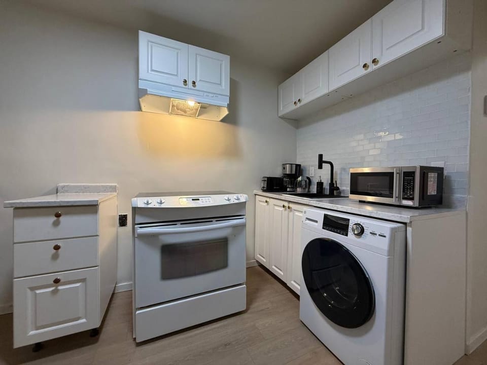 Coffee/tea facilities, Kitchen or kitchenette, oven, stove, toaster, washing machine, dryer