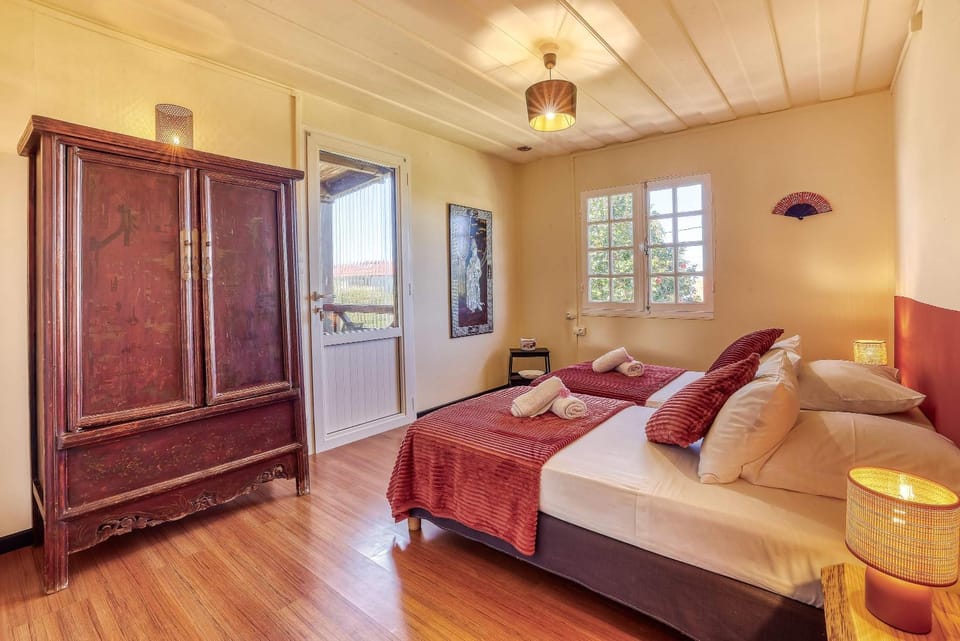 Photo of the whole room, Bedroom