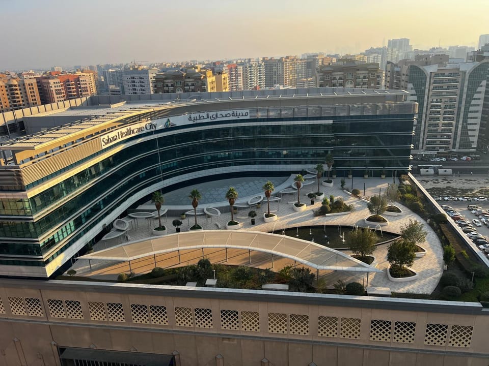 Modern King Room, Dubai City View, Private & Peaceful, 2 mint walk to Dubai Vacation rental in Al Sharjah