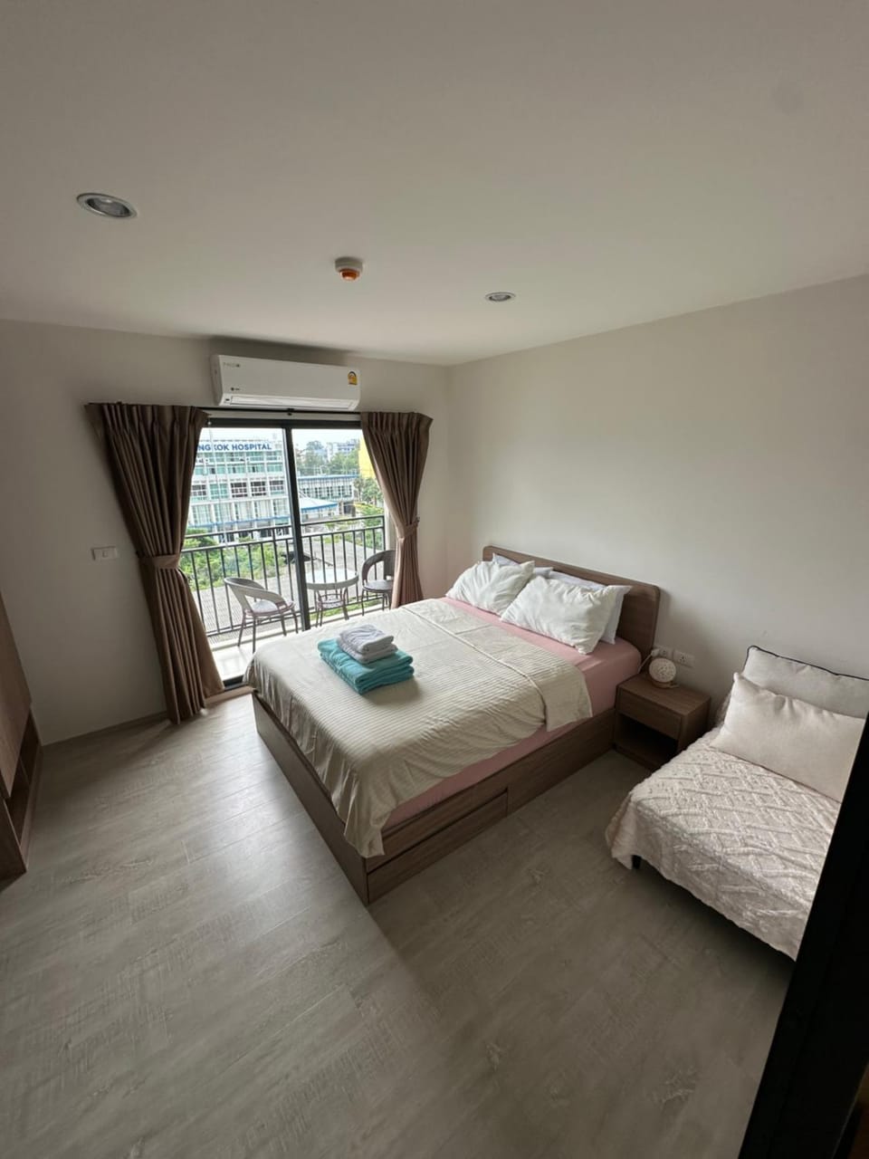 Photo of the whole room, Bedroom