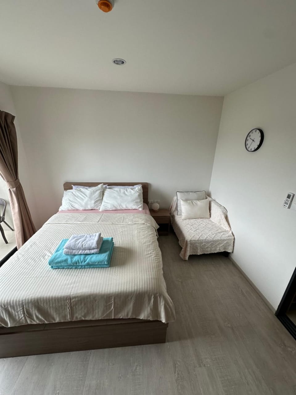 Bed, Bedroom, towels