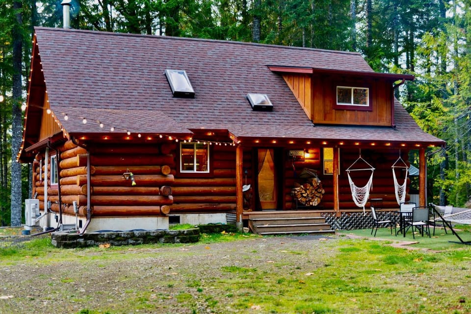 Property building, Patio, Facade/entrance, Natural landscape, Garden, Seating area
