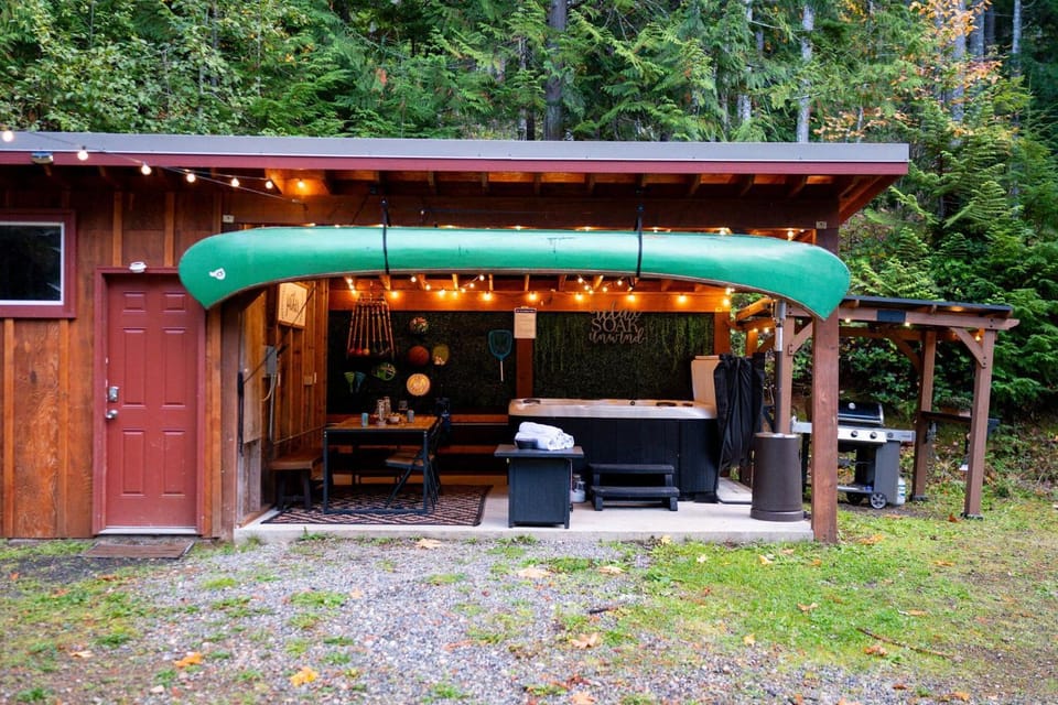 Patio, Night, BBQ facilities, Hot Tub, Dining area