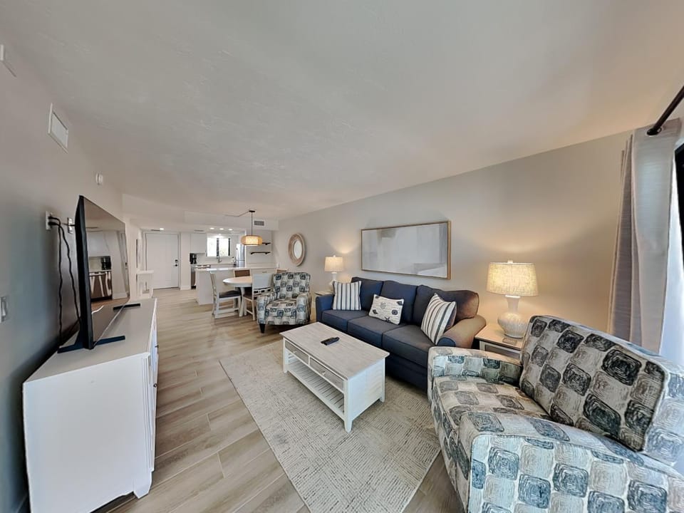 Day, TV and multimedia, Kitchen or kitchenette, Living room, Seating area, Dining area, furniture