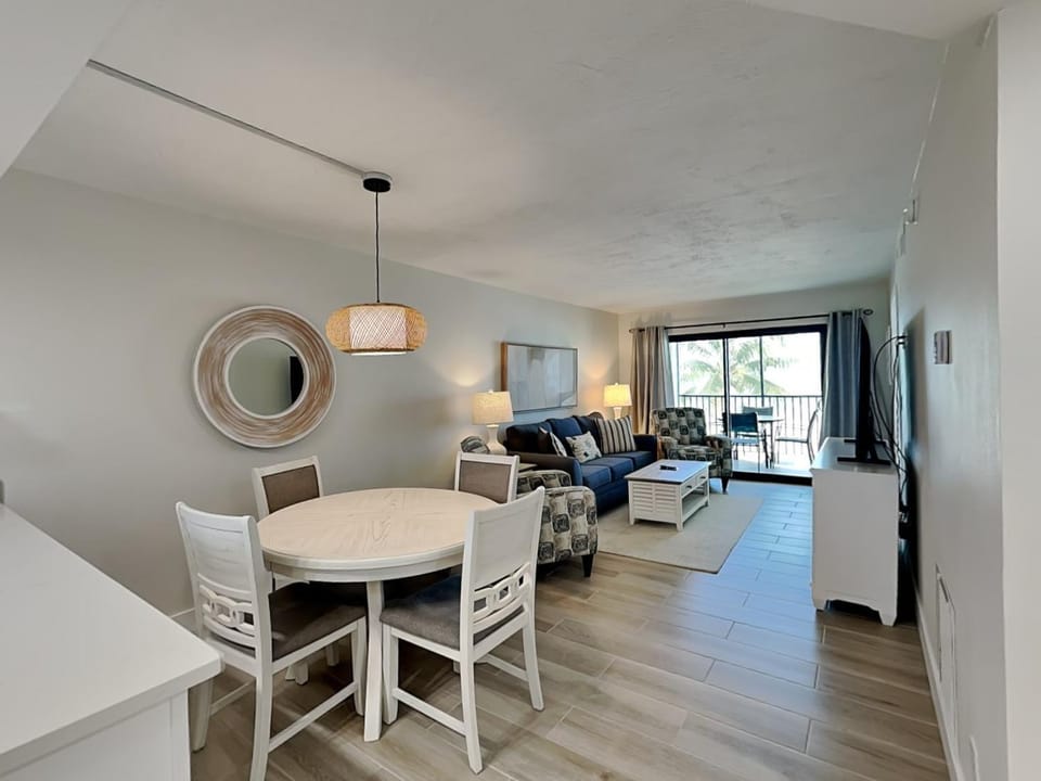 Day, TV and multimedia, Balcony/Terrace, Living room, Seating area, Dining area, furniture